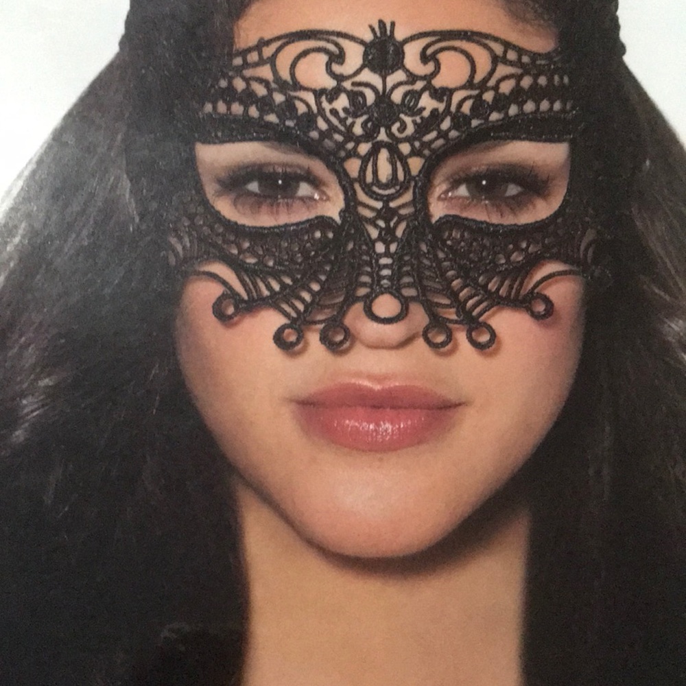 NWT! EMBROIDERED VENICE MASK